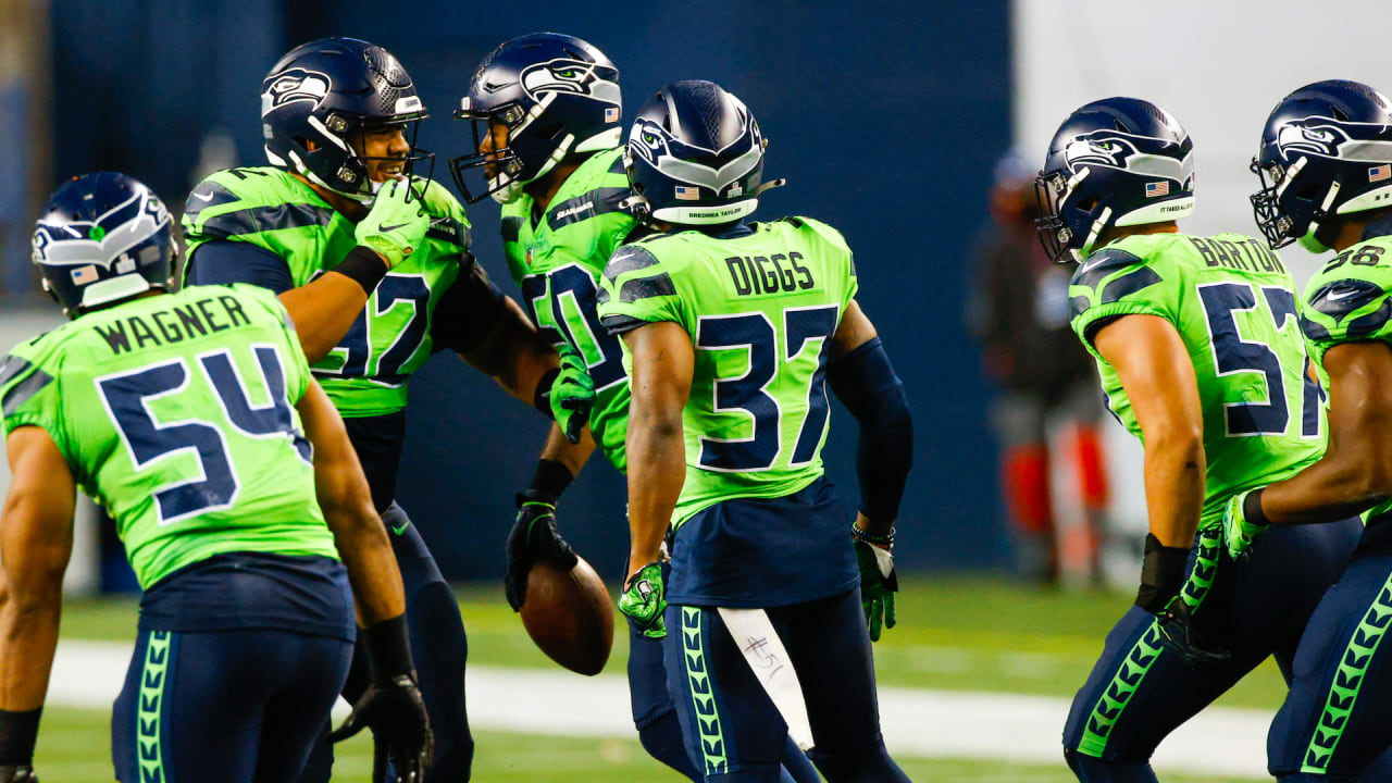 Seahawks show off 'Green Machine' defense in near-shutout of