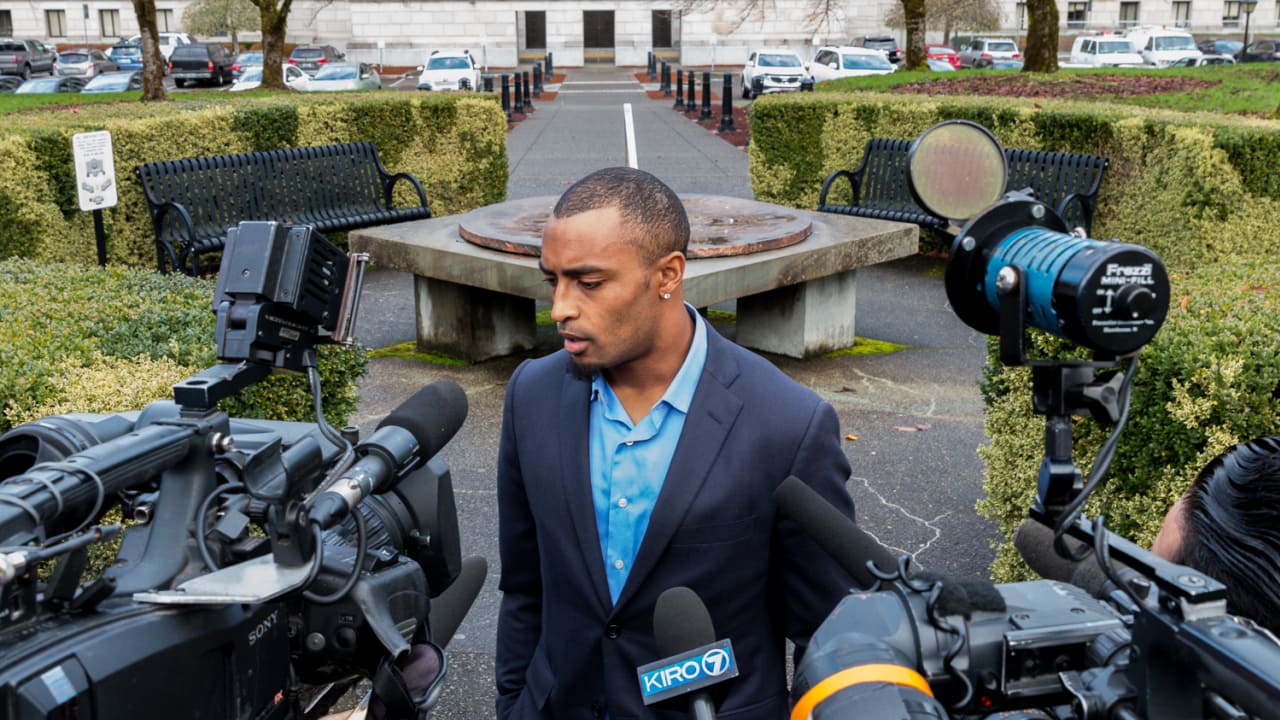 Doug Baldwin Visits Washington State Capitol