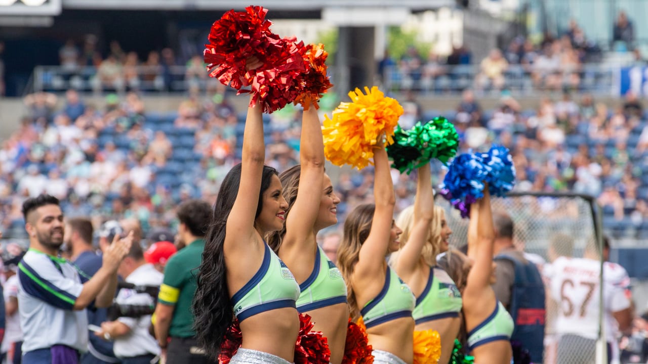 Seattle Seahawks Cheerleaders entertained the corwd against the Chicago  Bears.