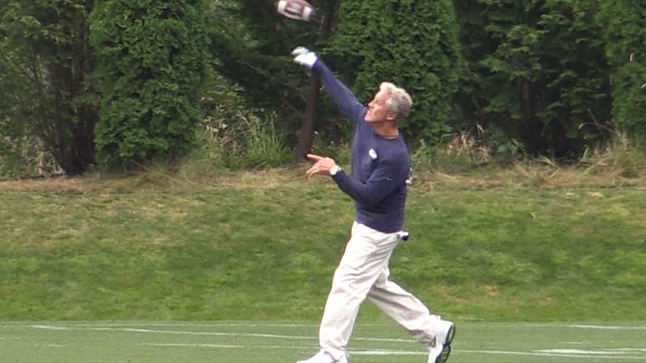 71-Year-Old Pete Carroll Showed Off His Arm While Subbing in at QB at  Seahawks Practice