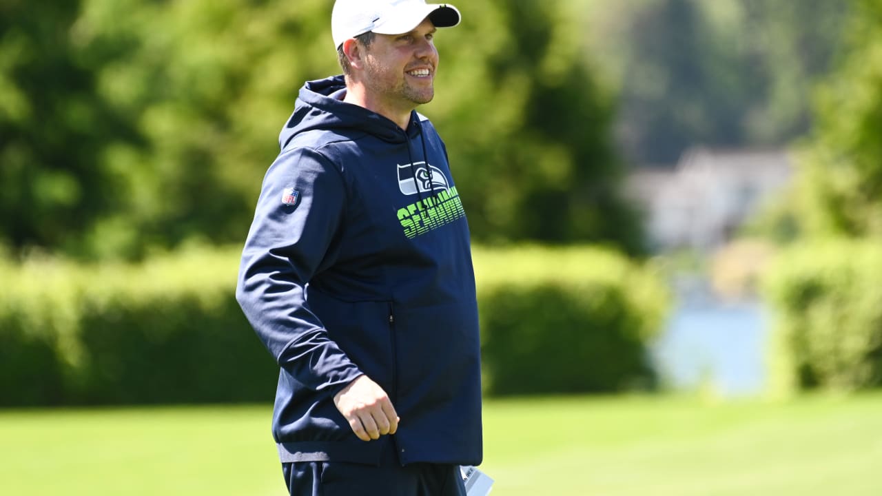 New OC Shane Waldron Talks Tempo, Calling Plays & More After First Week Of Seahawks Training Camp