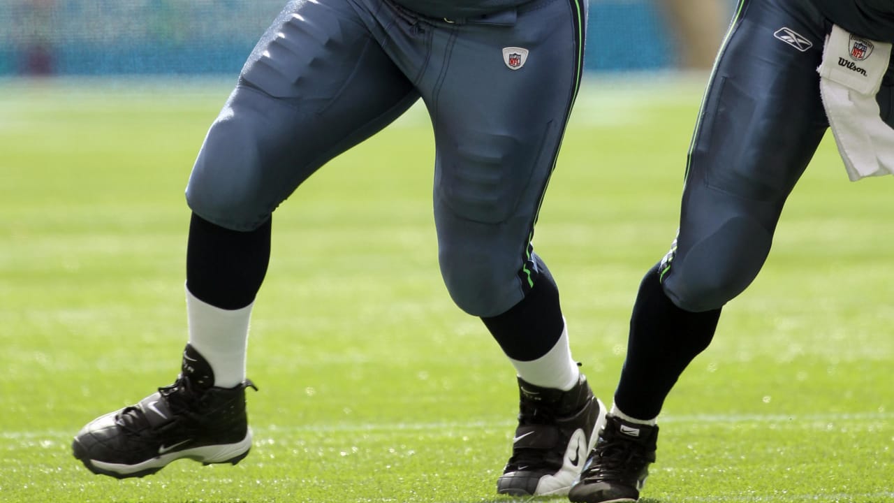 Former Seahawk Sean Locklear Seeks Help From 12s Ahead of Sunday's Game