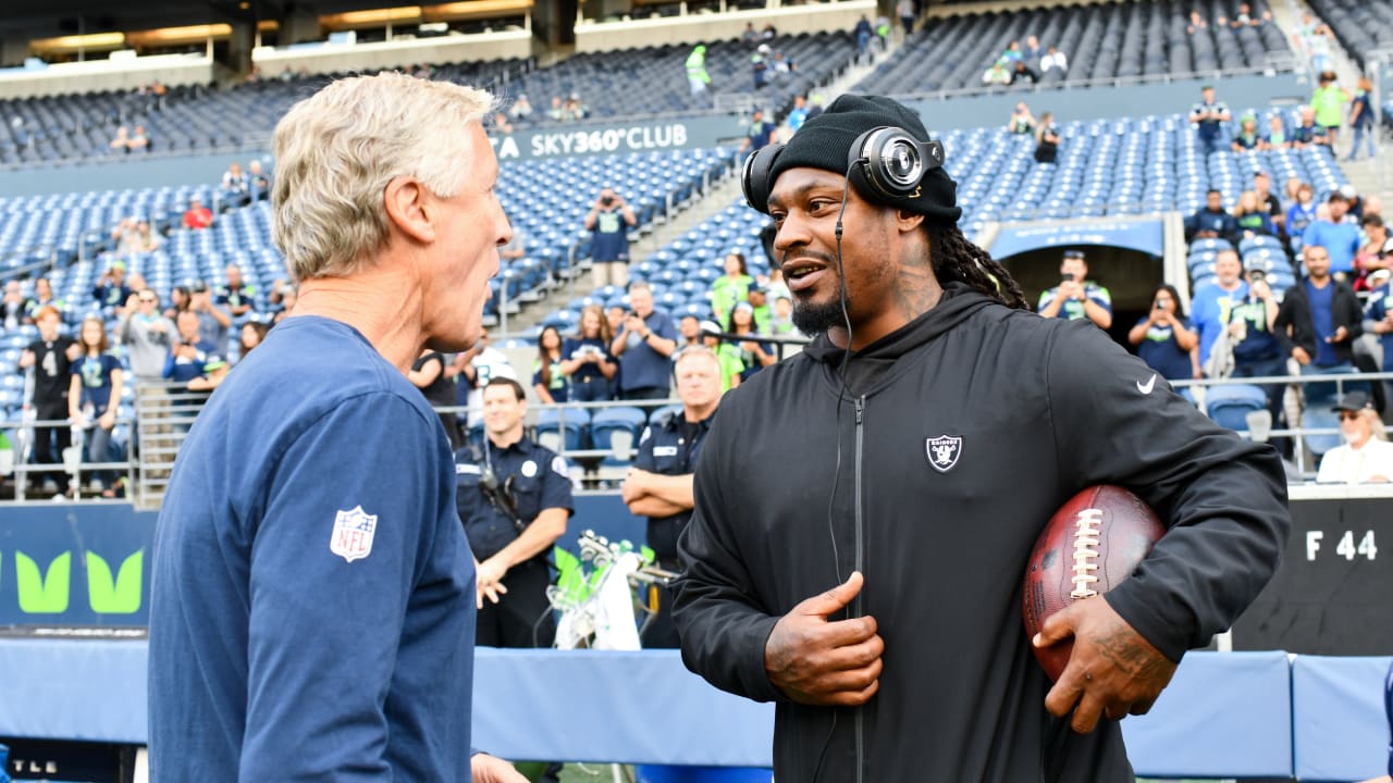 Oakland Raiders: Marshawn Lynch making waves sitting down