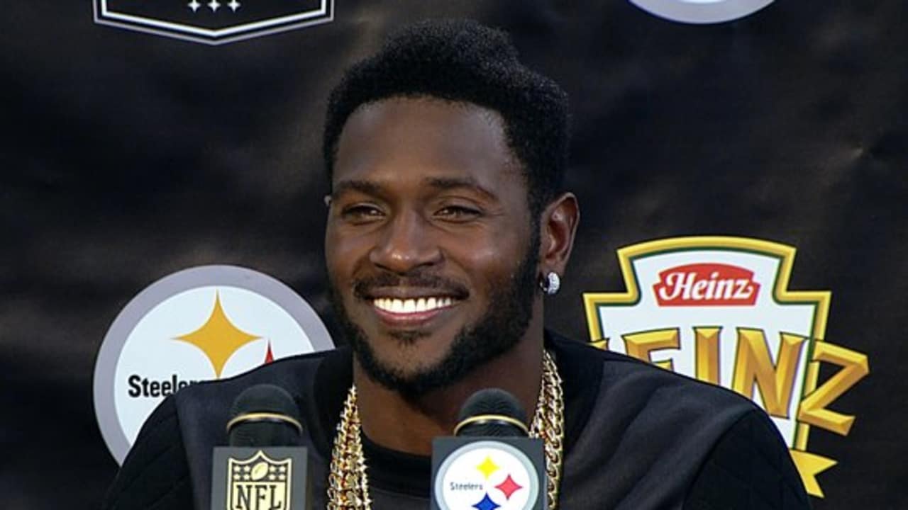 Antonio Brown: Superstar Wide Receiver (NFL Superstars): St. Sauver,  Dennis: 9781532119804: : Books