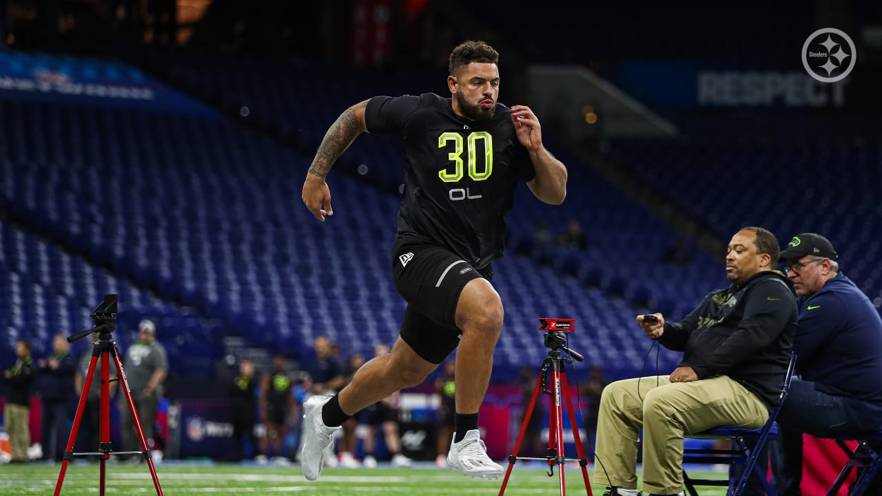 Kentucky offensive lineman Darian Kinnard runs the 40-yard dash during the  NFL football scouting combine, Friday, March 4, 2022, in Indianapolis. (AP  Photo/Darron Cummings Stock Photo - Alamy