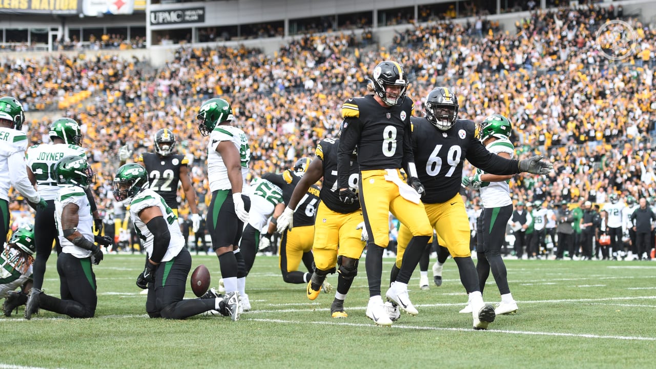 Kenny Pickett con un acarreo para un Touchdown