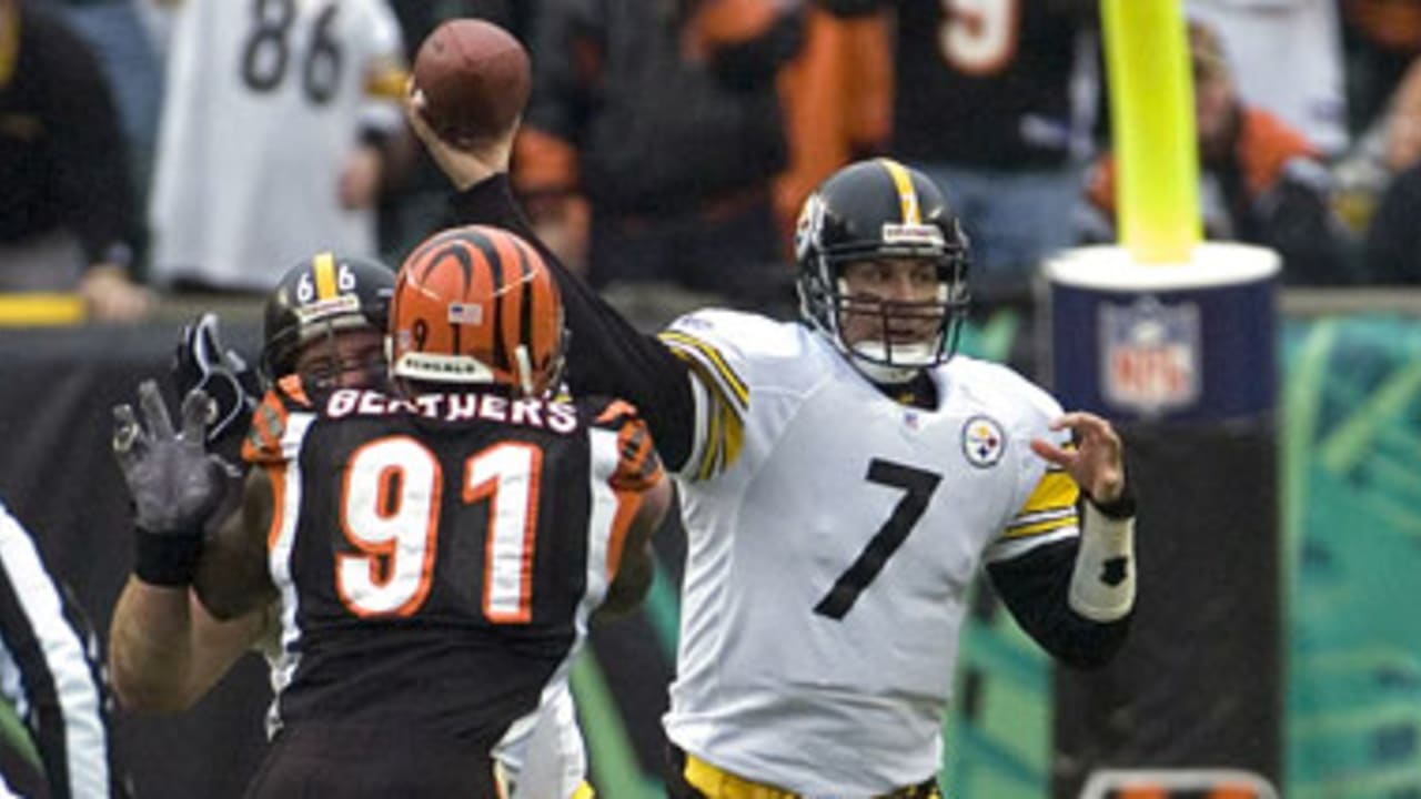 Pittsburgh Steelers Hines Ward (86) pulls in a pass from quarterback Ben  Roethlisberger during the first