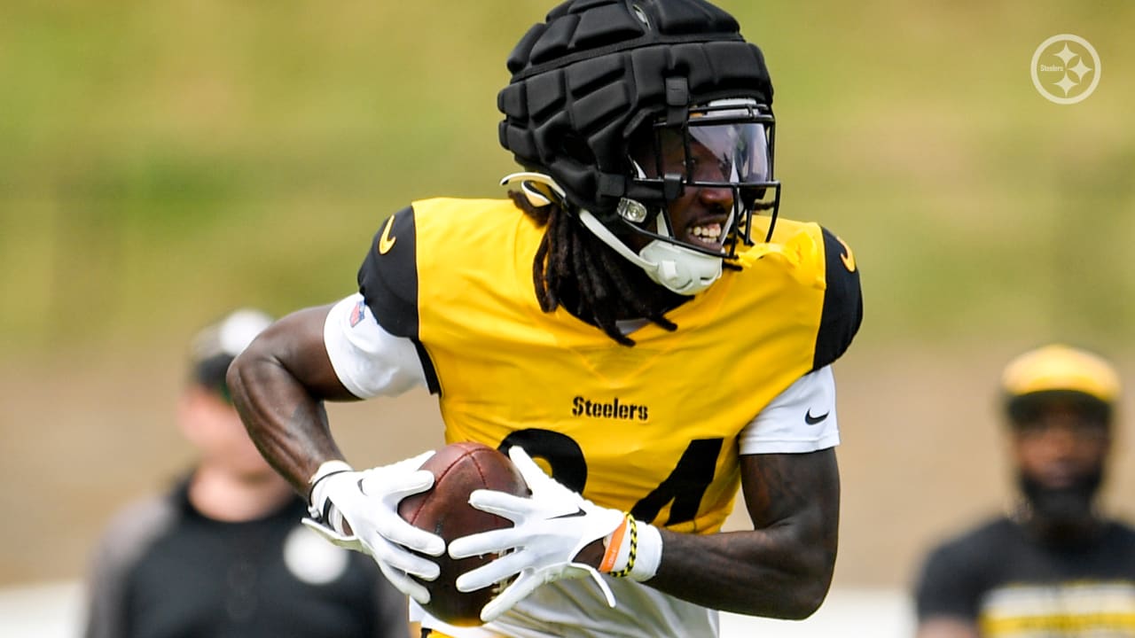 Pittsburgh Steelers tight end Darnell Washington (80) waits a the offensive  line for the snap during an NFL preseason football game against the Tampa  Bay Buccaneers, Friday, Aug. 11, 2023, in Tampa