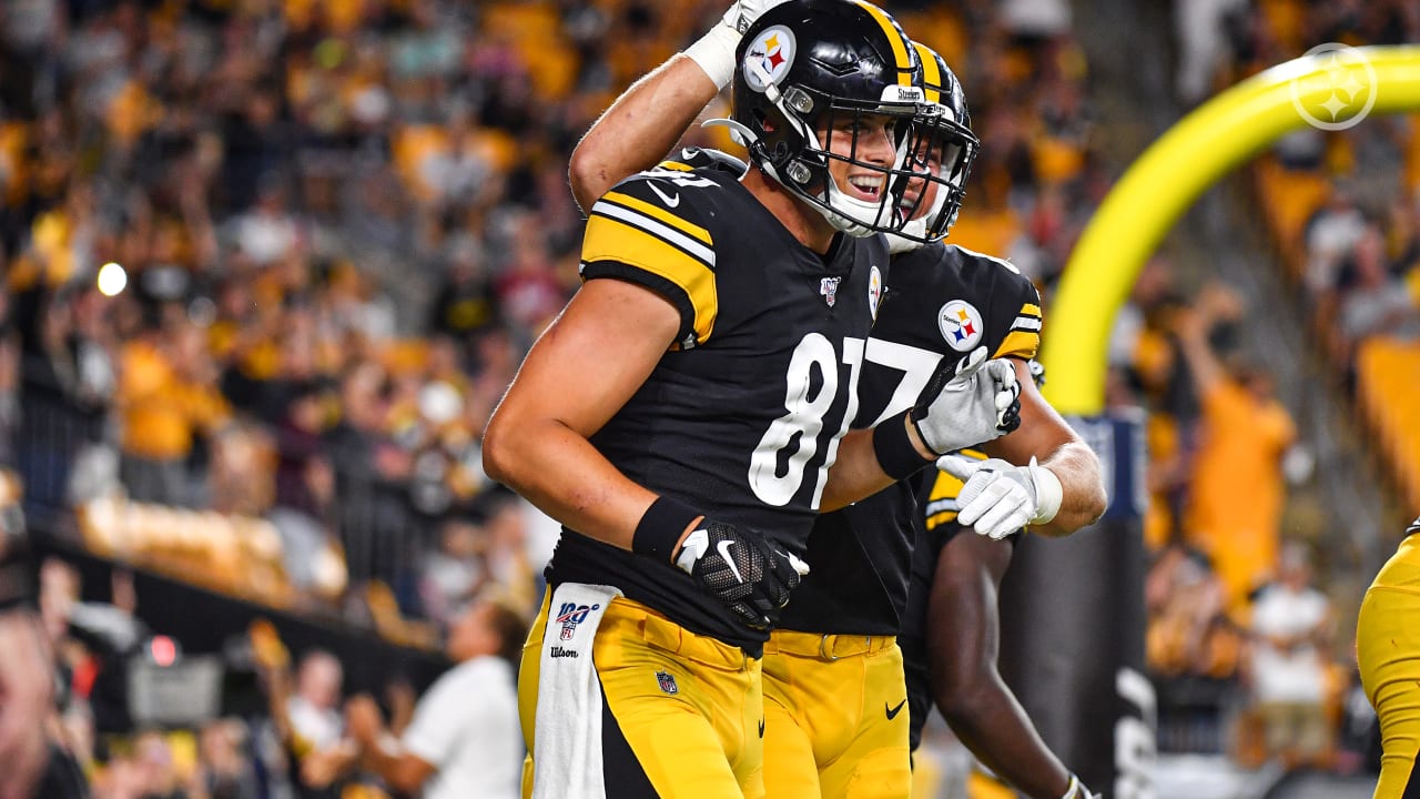 Pittsburgh Steelers tight end Zach Gentry (81) plays in an NFL football  game against the Tampa Bay Buccaneers, Friday, Aug. 9, 2019, in Pittsburgh.  (AP Photo/Don Wright Stock Photo - Alamy