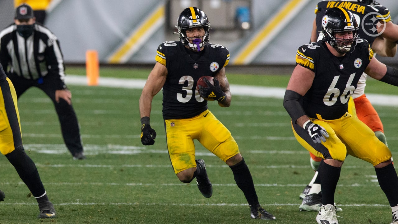 Pittsburgh Steelers running back James Conner (30) warms up before