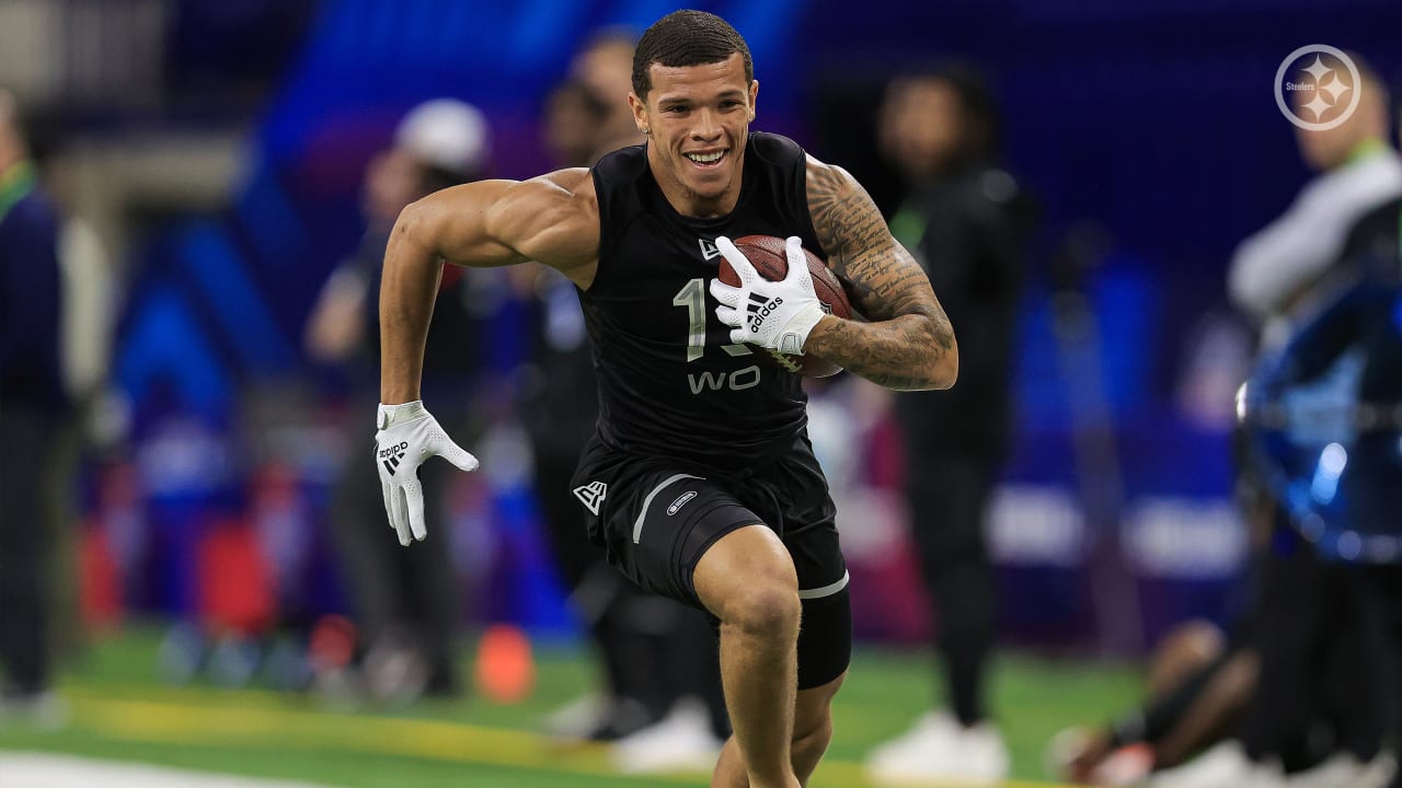 Memphis wide receiver Calvin Austin III runs the 40-yard dash at the NFL  football scouting combine, Thursday, March 3, 2022, in Indianapolis. (AP  Photo/Charlie Neibergall Stock Photo - Alamy