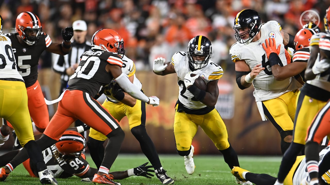 Najee Harris Pittsburgh Steelers Autographed 8 x 10 Hurdle vs. Kansas City Chiefs Photograph