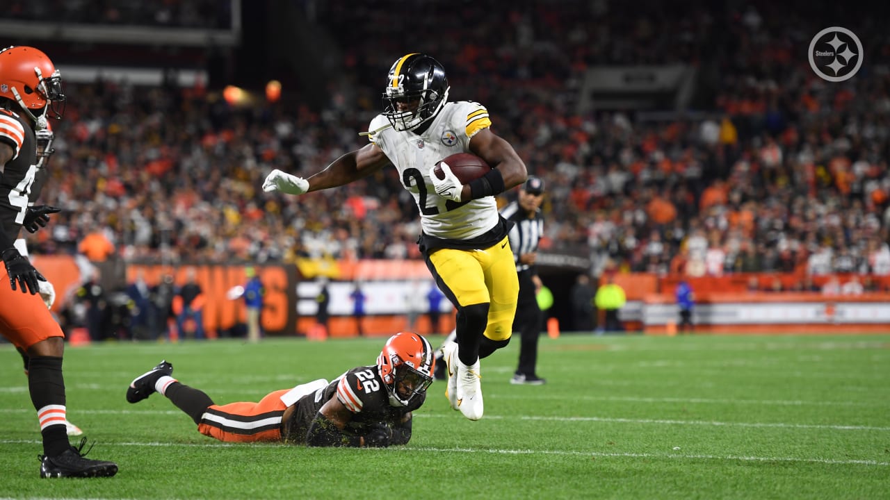 Najee Harris pushing his way up the stiff-arm ladder 