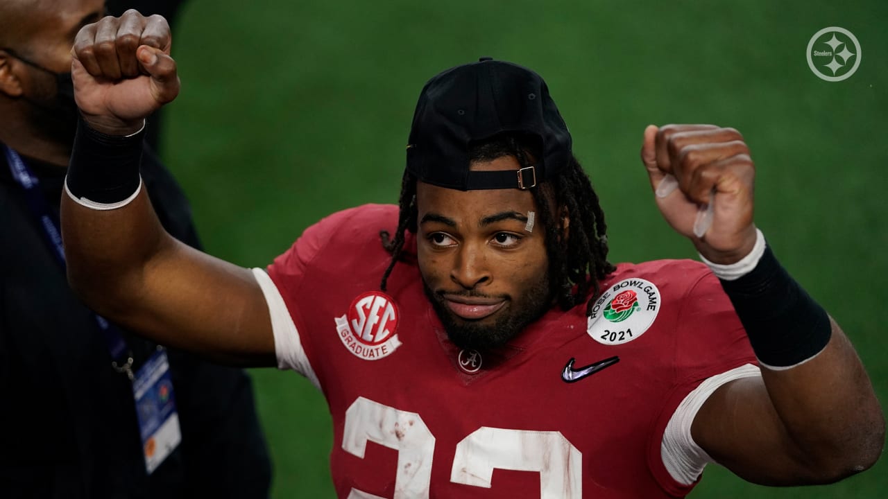 Najee Harris showing off some pregame dance moves