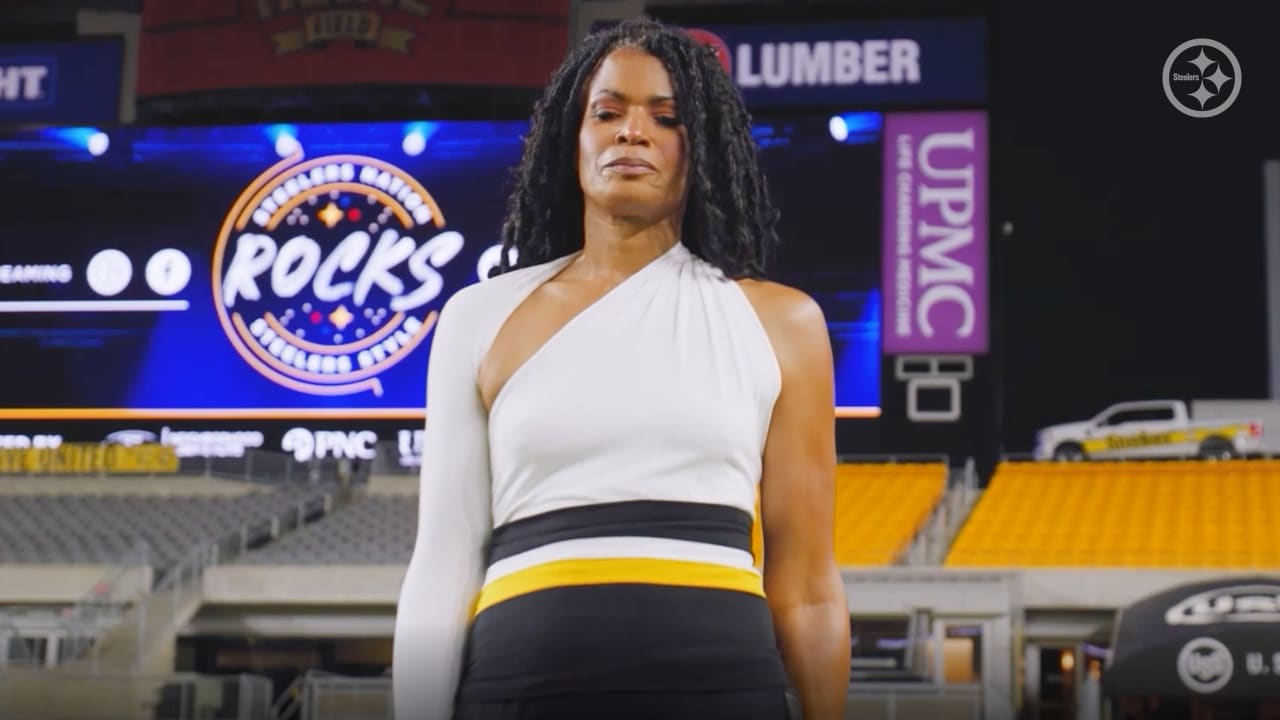 Pittsburgh Steelers female trainer Ariko Iso during the Steelers win  News Photo - Getty Images