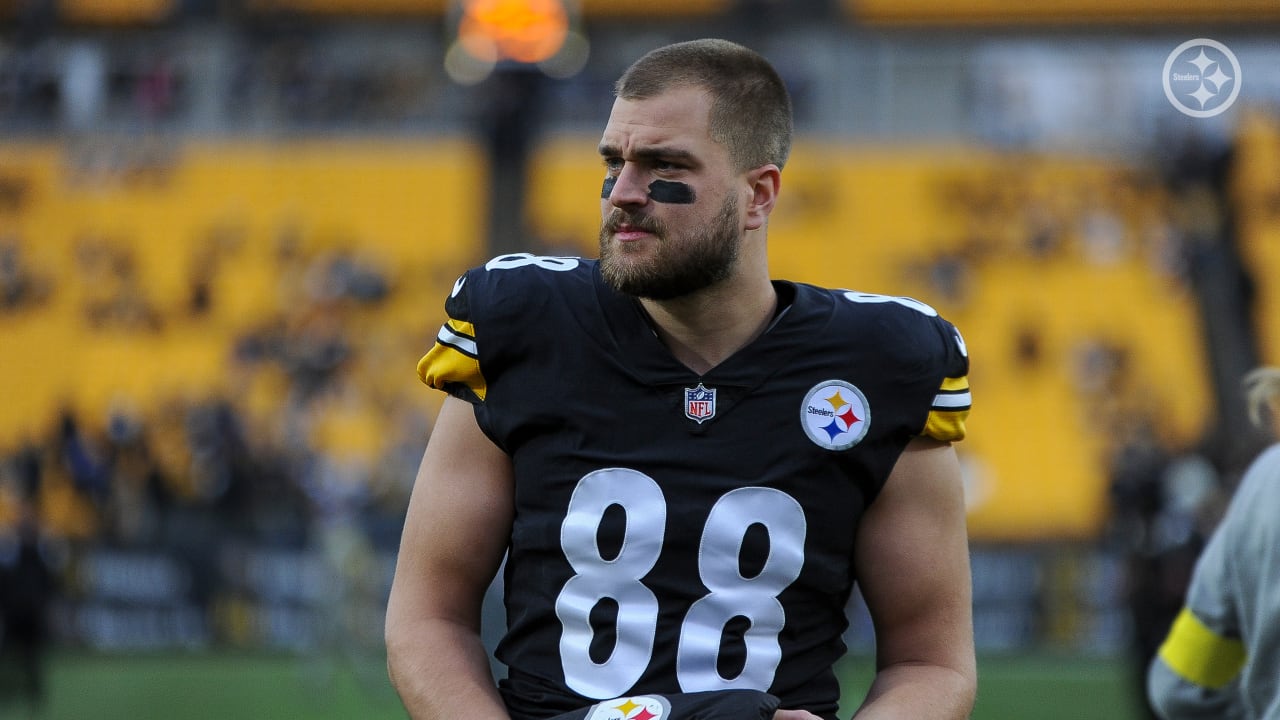 Steelers TE Pat Freiermuth headed to the locker room with injury