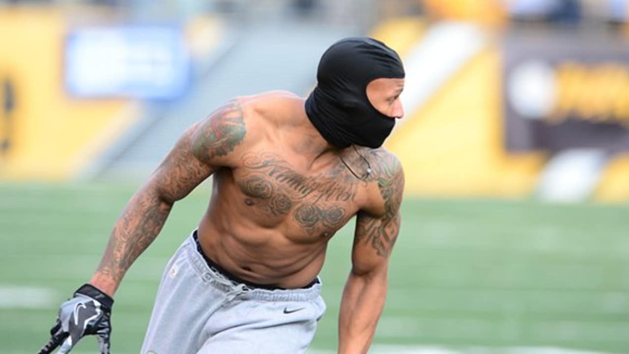 SHIRTLESS Seahawks players warm up below-freezing temperatures on field for  Kansas City Chiefs game 