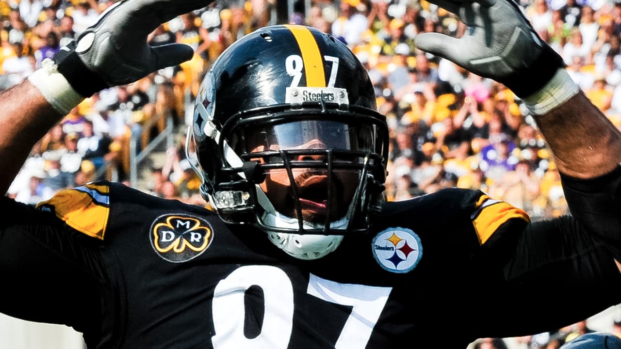 Pittsburgh, PA, USA. 17th Oct, 2021. Cameron Heyward #97 sacks Geno Smith  #7 during the Pittsburgh Steelers vs Seattle Seahawks game at Heinz Field  in Pittsburgh, PA. Jason Pohuski/CSM/Alamy Live News Stock