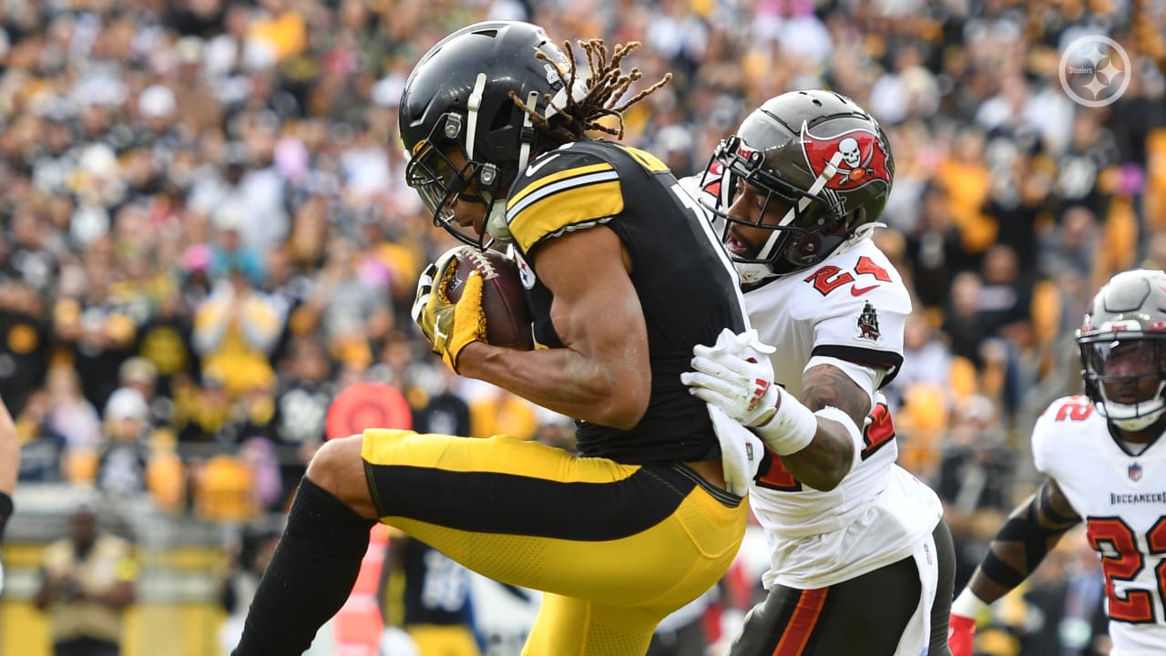 Pittsburgh Steelers' Chase Claypool catches a touchdown pass