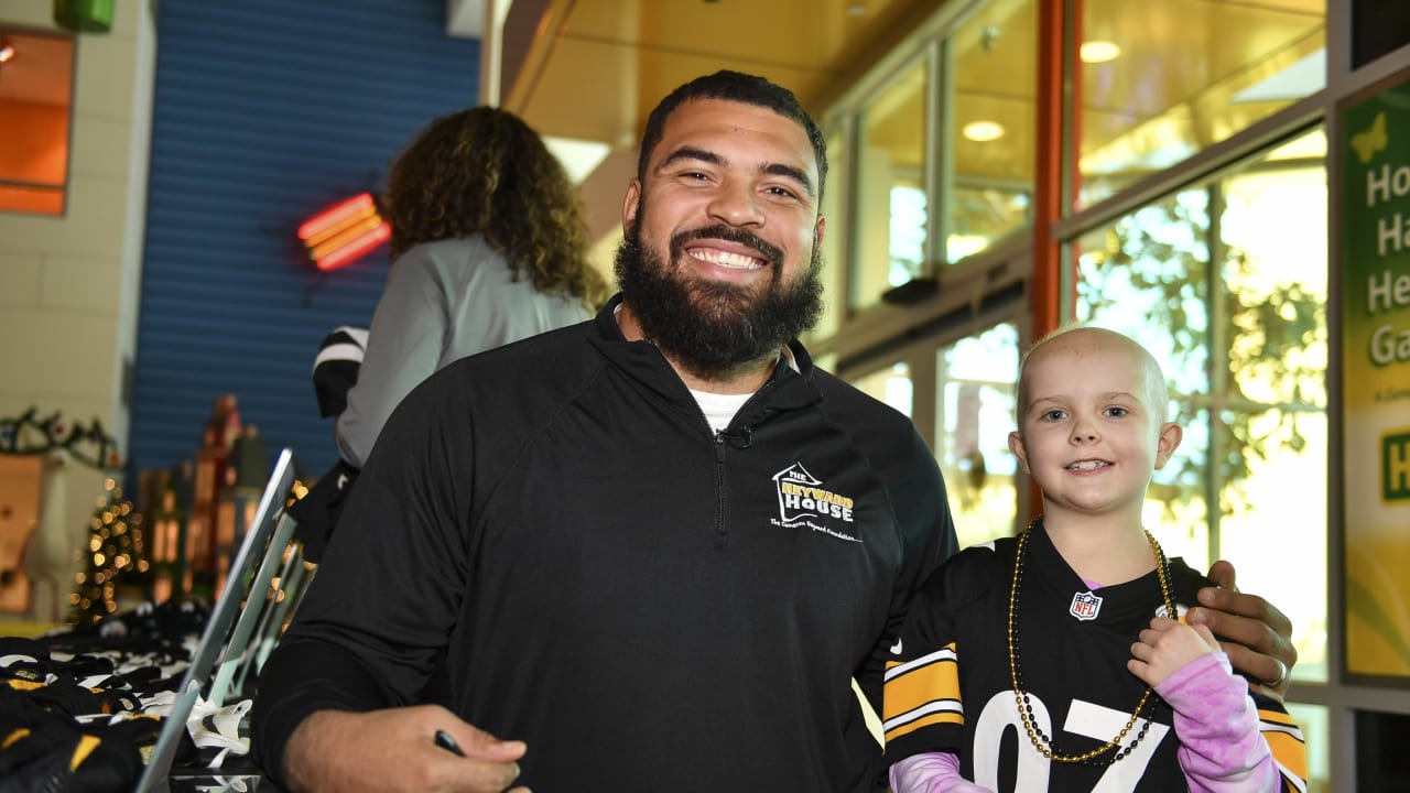 Steelers vs Falcons: Cameron Heyward cheers brother in dad's jersey