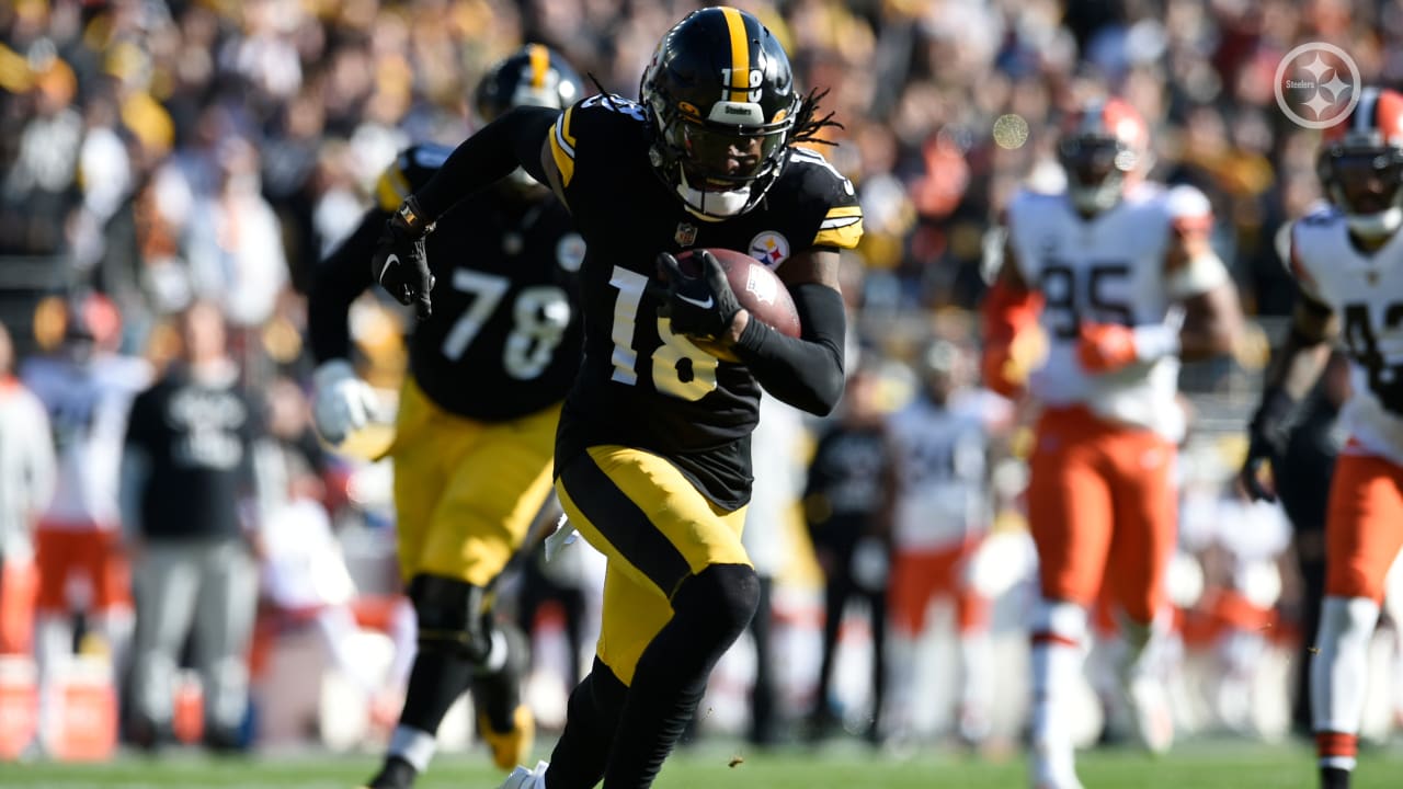 Pittsburgh Steelers quarterback Kenny Pickett slings 32-yard completion on  the run to wide receiver Diontae Johnson for near-TD