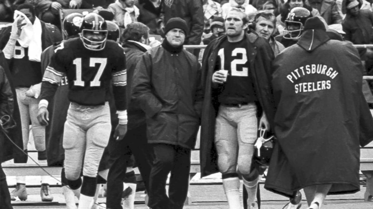 Pittsburgh Steelers' quarterback Joe Gilliam Jr., (17) looks to pass the  ball during practice in Pittsburgh in 1974. Terry Bradshaw is at right. (AP  Photo Stock Photo - Alamy