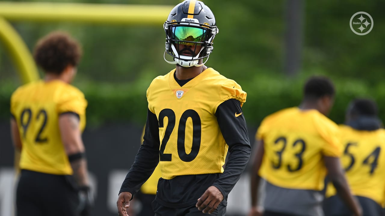 Are the Steelers hinting at bringing the yellow helmet back