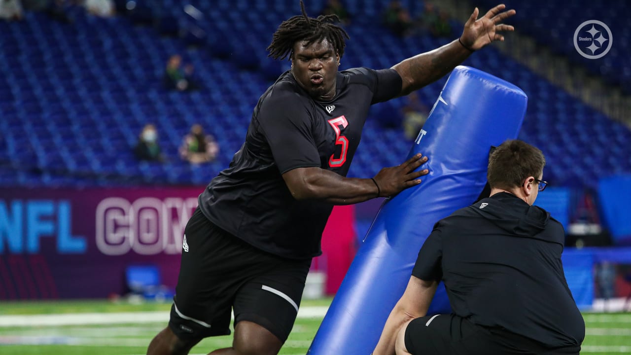 Defensive lineman Jordan Davis runs official 4.78-second 40-yard dash at  2022 combine