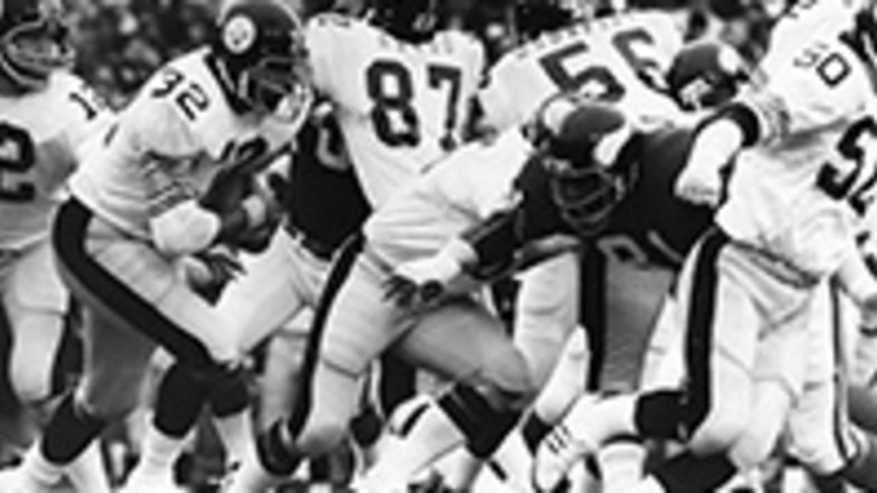 Minnesota Vikings holds up a play chart as Charles Goodrum (68