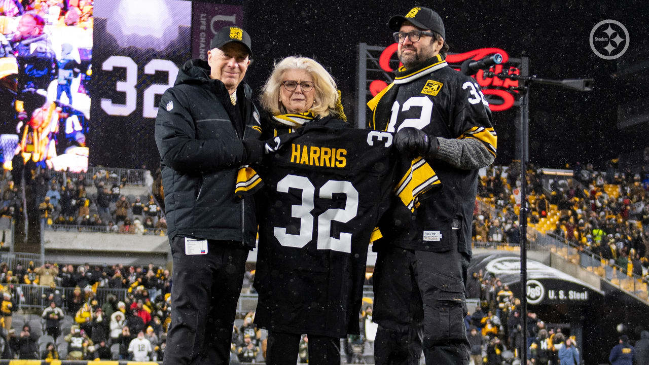 Franco Harris' widow on field in Pittsburgh as his No. 32 retired