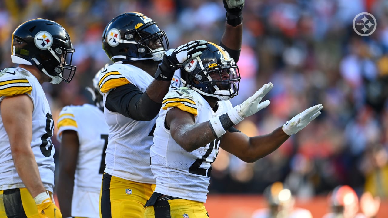 Harris, Freiermuth Score, Steelers Hang on in Wild Win over Browns