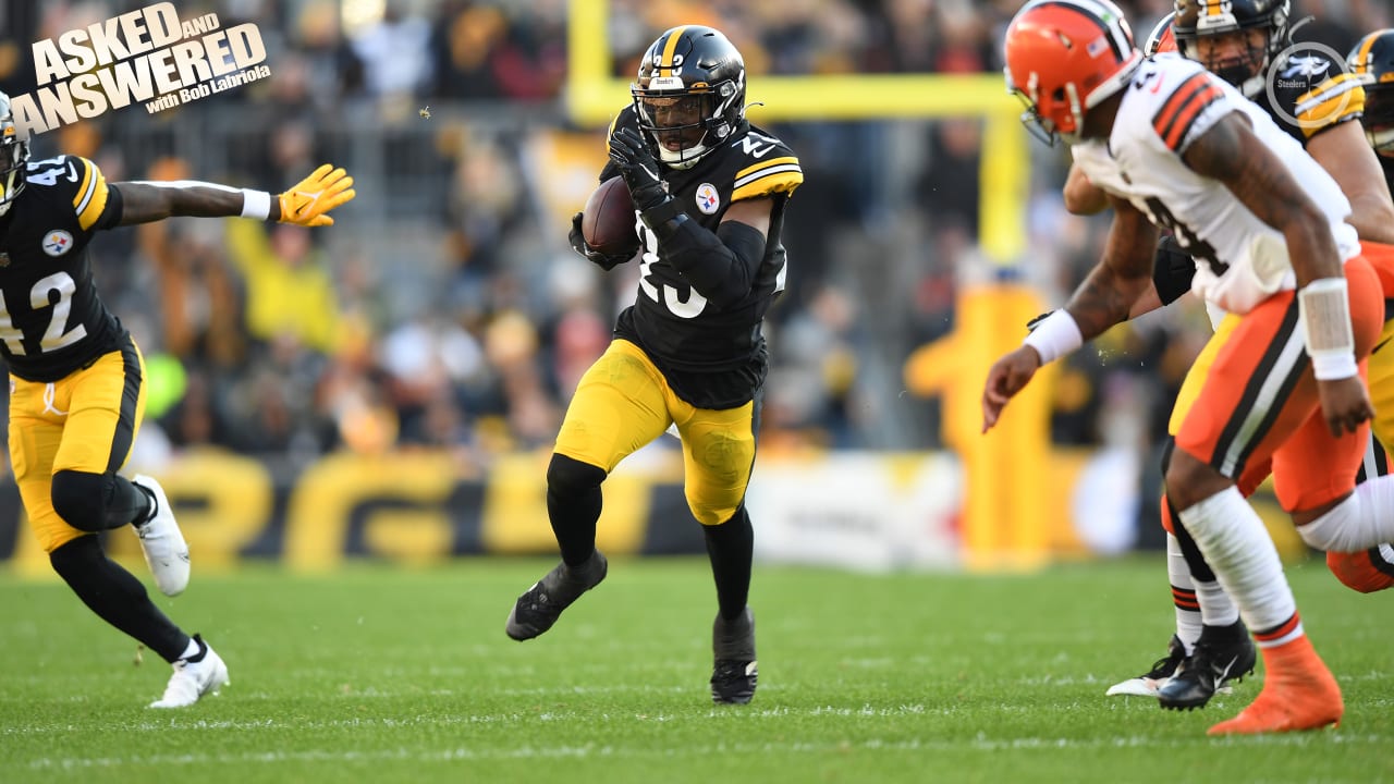 Steelers-Titans: RB Jeremy McNichols leaves field