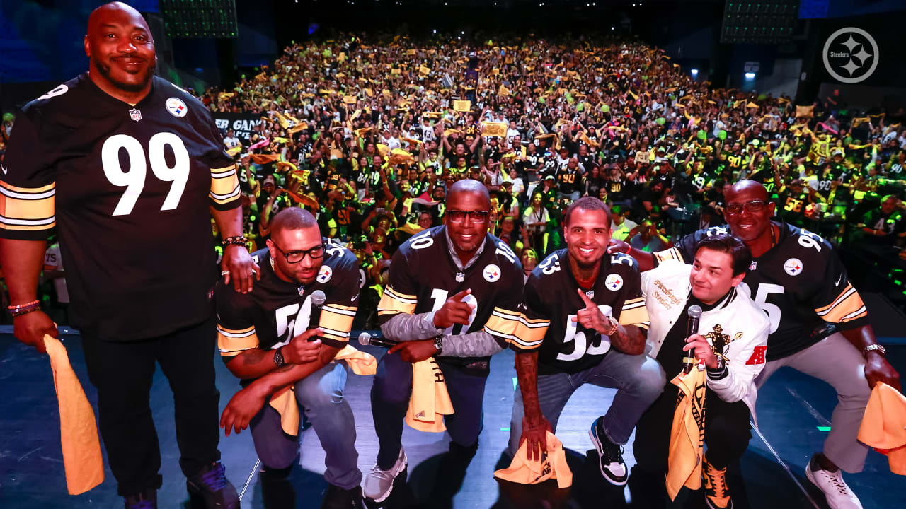 Raiders fans celebrate after beating the Pittsburgh Steelers at