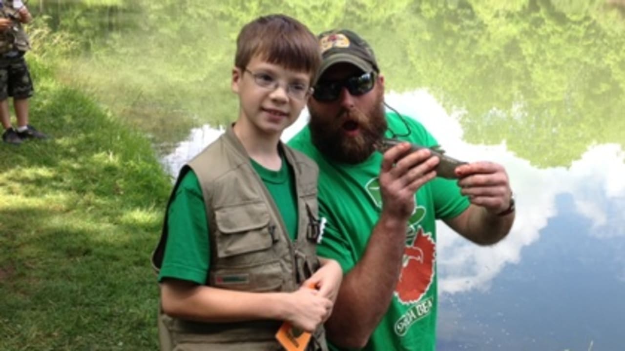 Steelers defensive lineman Keisel hosts kids for day of fishing