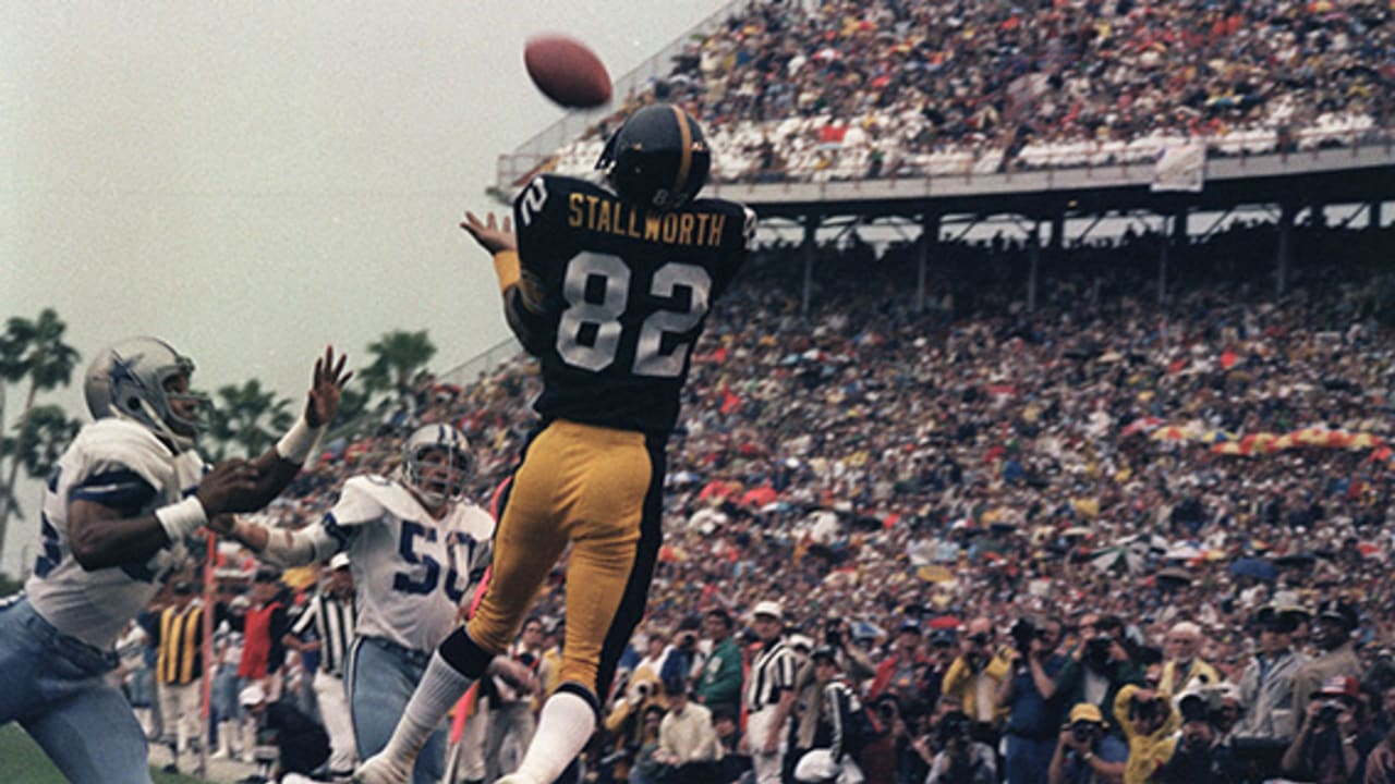 Wide Receiver Lynn Swann of the Pittsburgh Steelers runs a pass