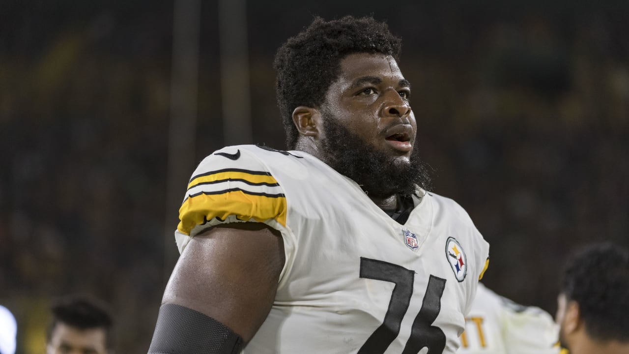 Pittsburgh Steelers offensive tackle Chukwuma Okorafor (76) warms up before  an NFL football game against the New England Patriots in Pittsburgh,  Sunday, Dec. 16, 2018. (AP Photo/Don Wright Stock Photo - Alamy