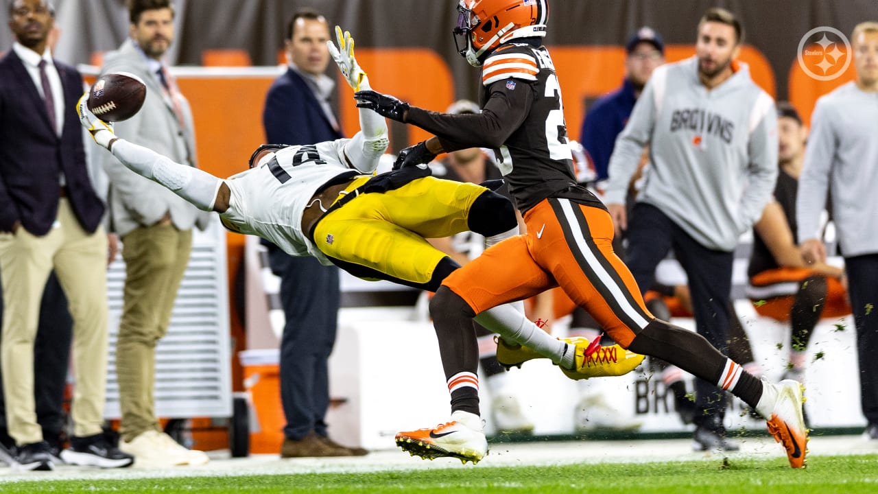 Steelers' George Pickens makes insane one-handed catch vs. Browns