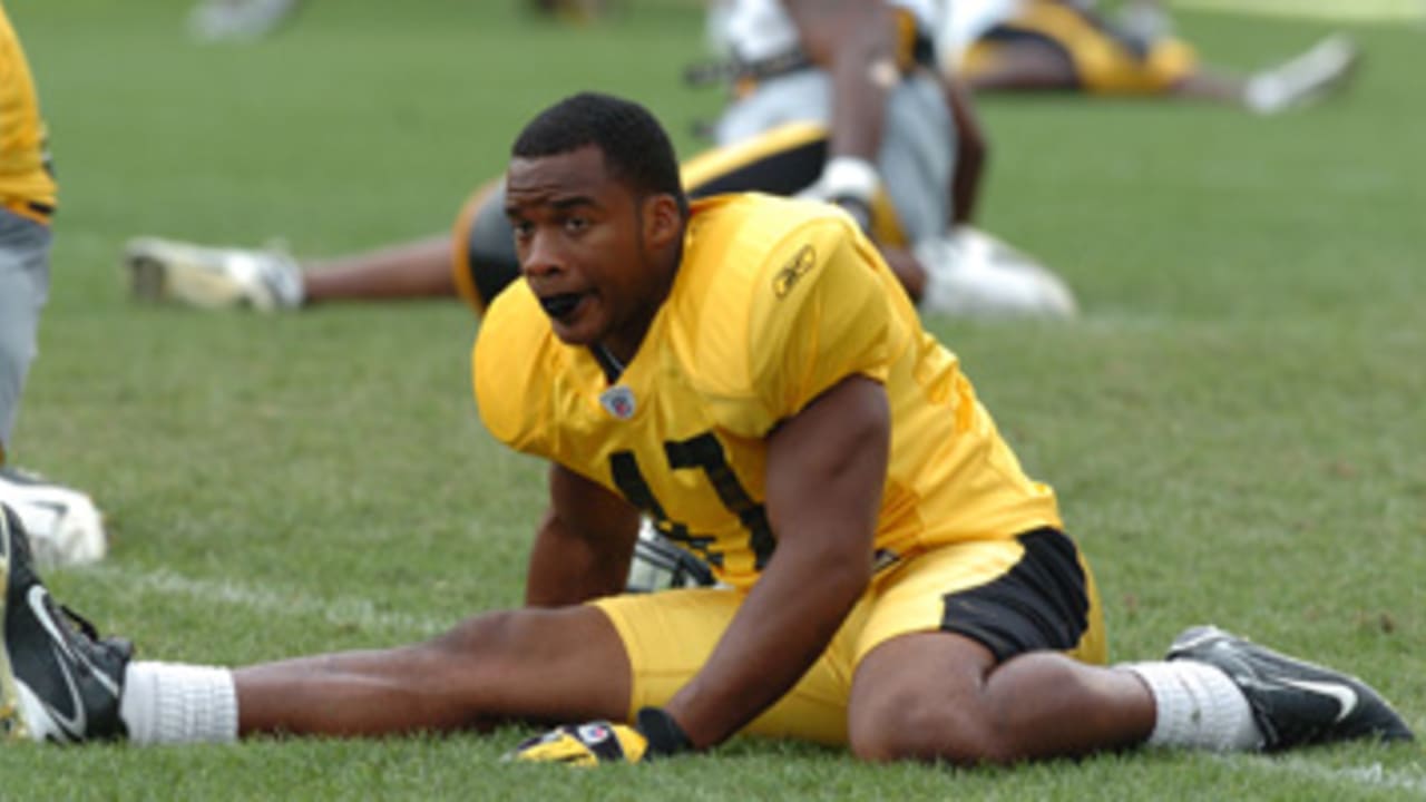 Steelers release Davenport, three others