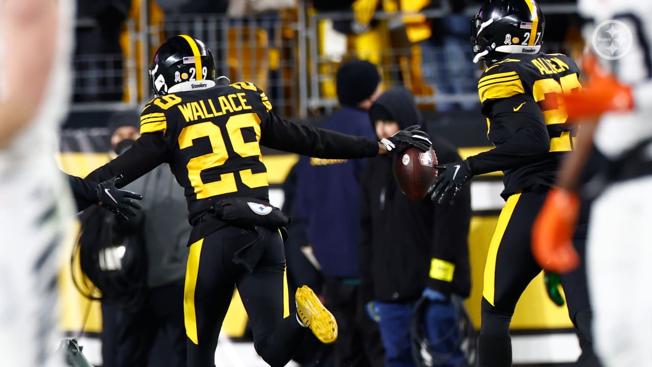 Photo: Steelers Levi Wallace Celebrates Interception