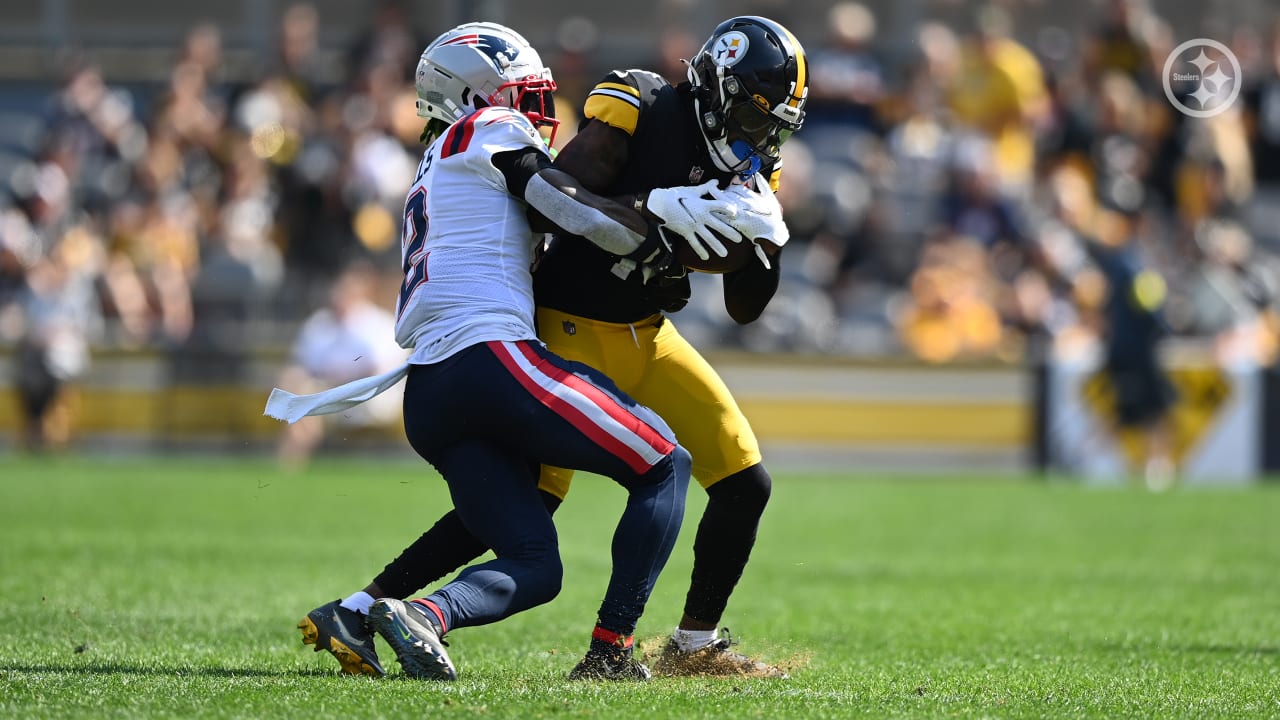 Pittsburgh, Pennsylvania, USA. 18th Sep, 2022. September 18th, 2022  Pittsburgh Steelers quarterback Mitch Trubisky (10) and Pittsburgh Steelers  running back Najee Harris (22) during Pittsburgh Steelers vs New England  Patriots in Pittsburgh