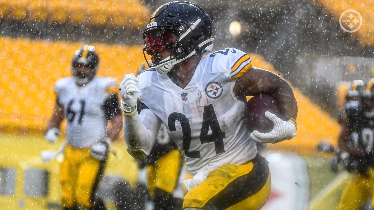 Pittsburgh Steelers linebacker T.J. Watt (90) tries to get around a block  by tackle Alejandro Villanueva (