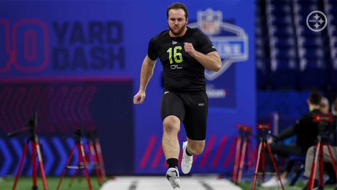 Kentucky offensive lineman Darian Kinnard runs the 40-yard dash during the  NFL football scouting combine, Friday, March 4, 2022, in Indianapolis. (AP  Photo/Darron Cummings Stock Photo - Alamy