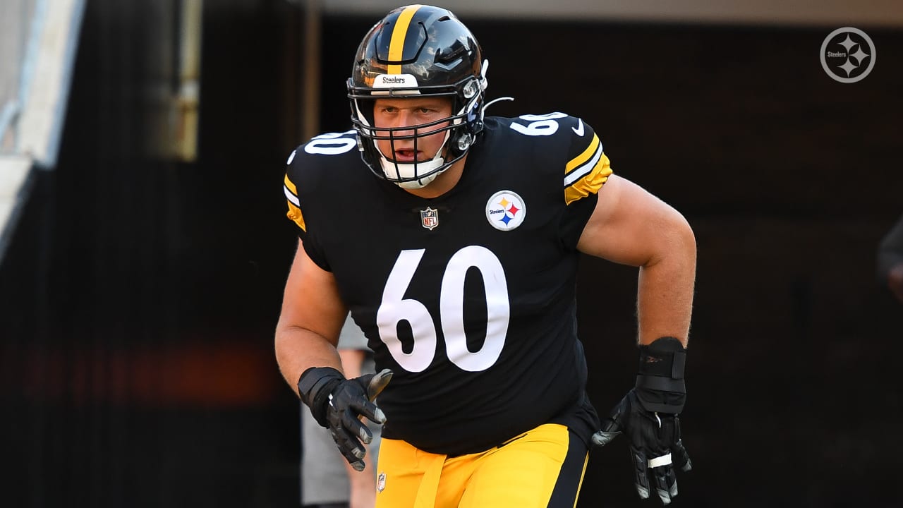 Giants sign offensive lineman J.C. Hassenauer