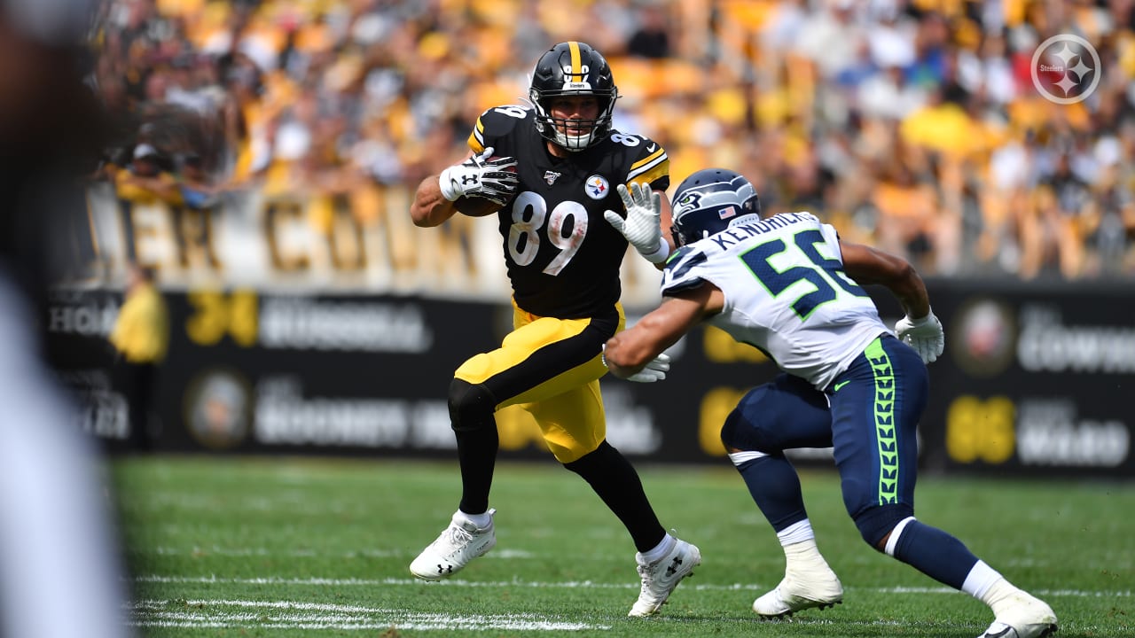 Steelers drop home opener, 2826