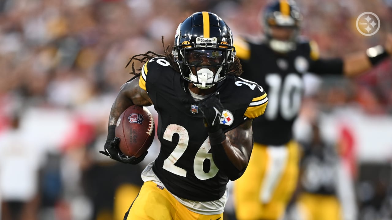 Pittsburgh Steelers running back Anthony McFarland bursts to the