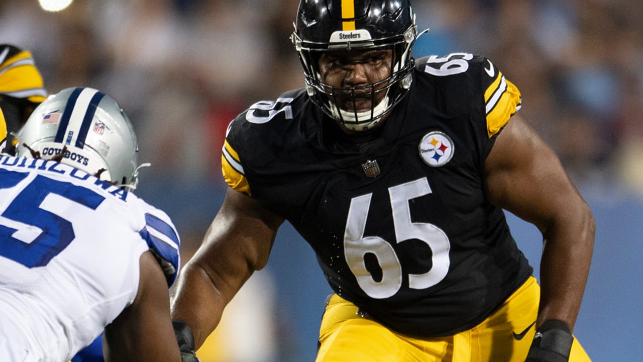 Pittsburgh Steelers offensive tackle Dan Moore Jr. (65) shuffles for the  play during an NFL football game against the Cincinnati Bengals, Sunday,  Nov. 28, 2021, in Cincinnati. (AP Photo/Emilee Chinn Stock Photo - Alamy