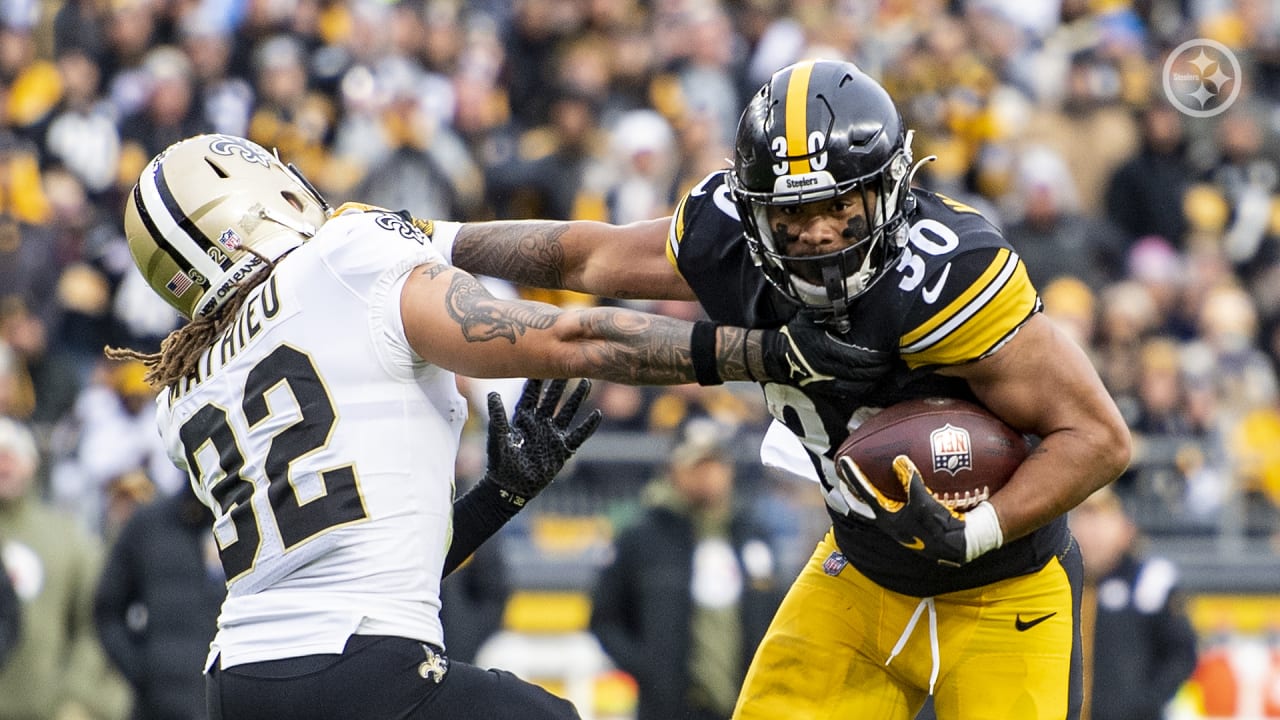 CHARLOTTE, NC - DECEMBER 18: Pittsburgh Steelers running back Jaylen Warren  (30) during an NFL