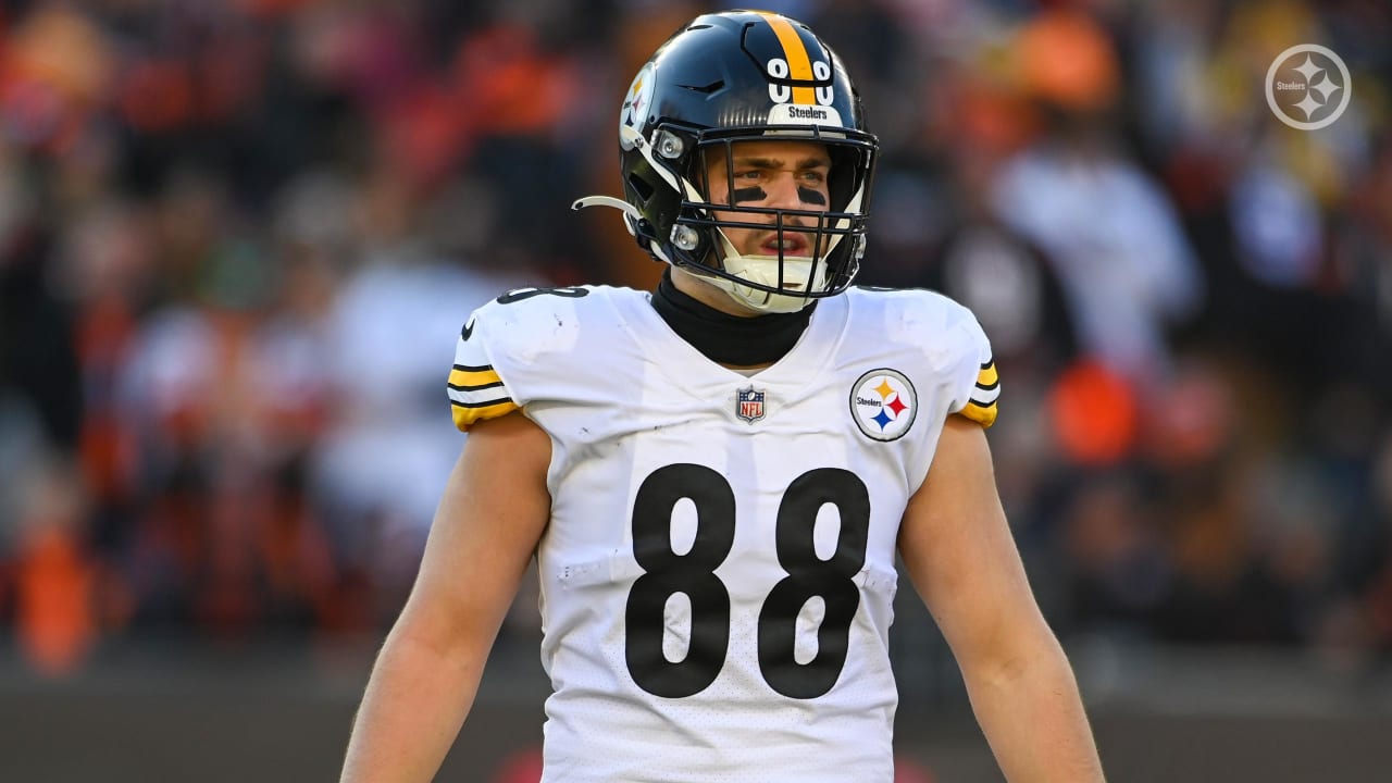 Watch: Steelers QB Kenny Pickett connects with TE Pat Freiermuth