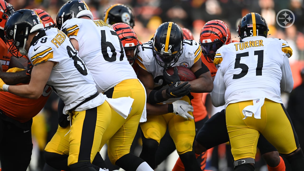 CINCINNATI, OH - JANUARY 02: Cincinnati Bengals cornerback Mike Hilton (21)  in action during the game against the Kansas City Chiefs and the Cincinnati  Bengals on January 2, 2022, at Paul Brown