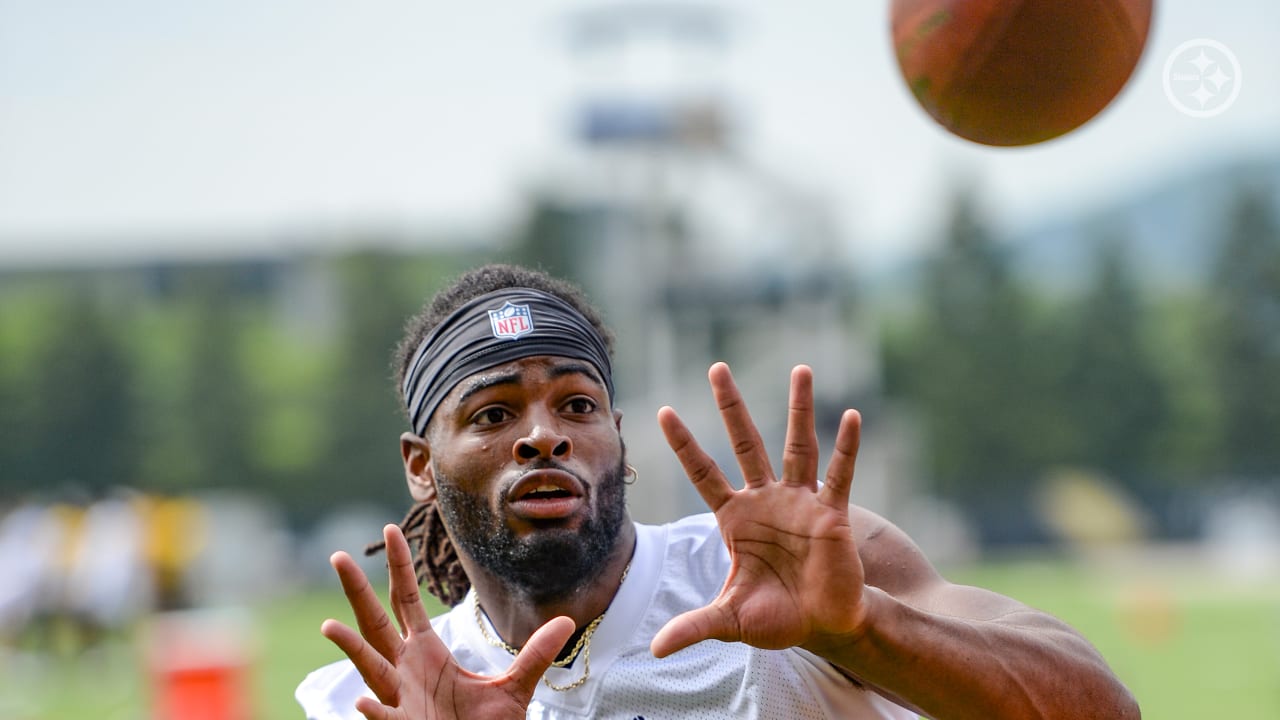 Steelers' Draft Pick Najee Harris Throws Draft Party For Youth At Homeless  Shelter He Used To Live In - Because of Them We Can